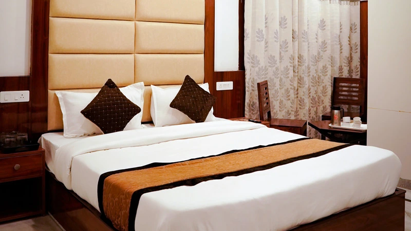 Premium Room with queen bed, premium finishes and warm lighting at Hotel The Black Gold